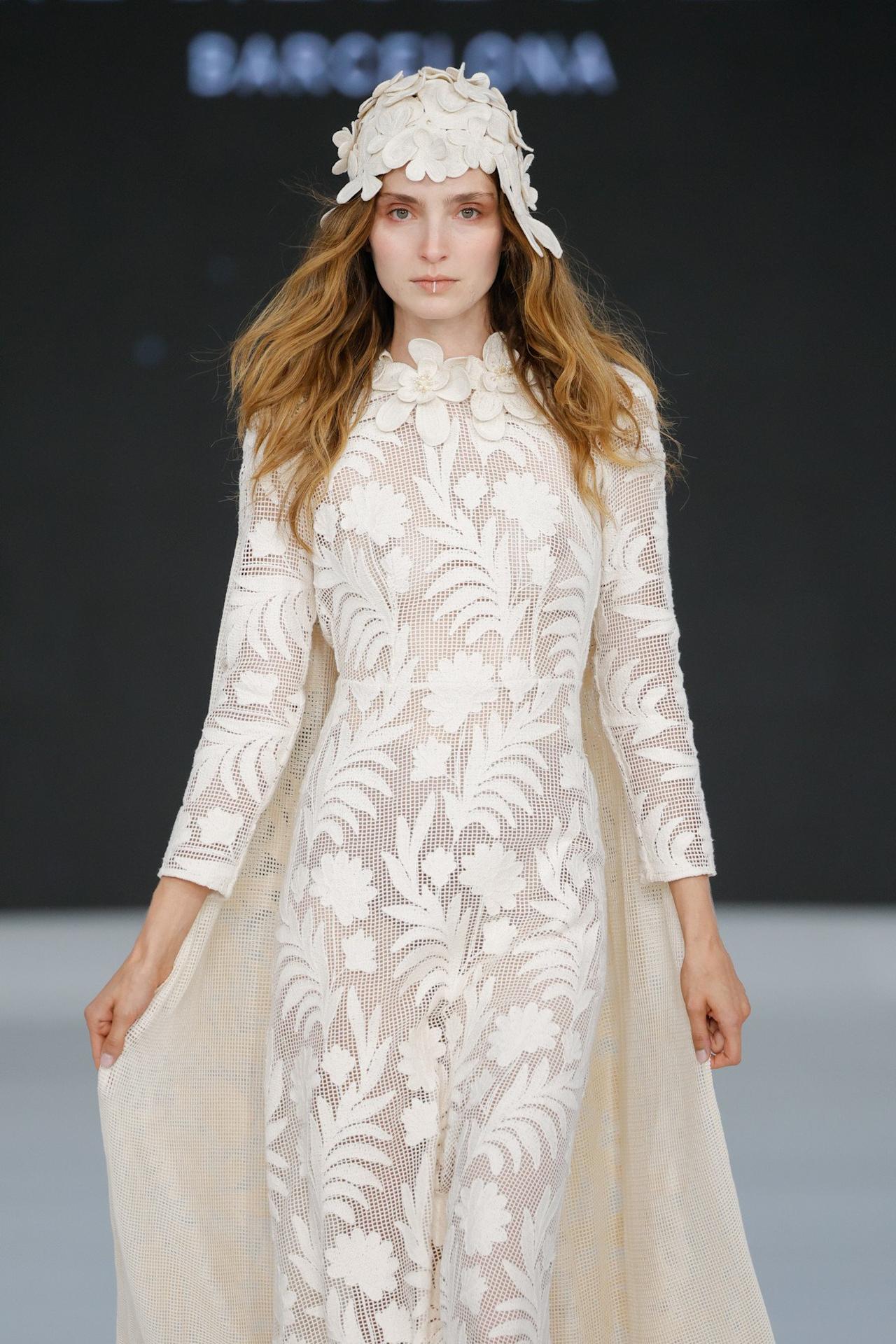 Abito da sposa alternativo con copricapo pizzo