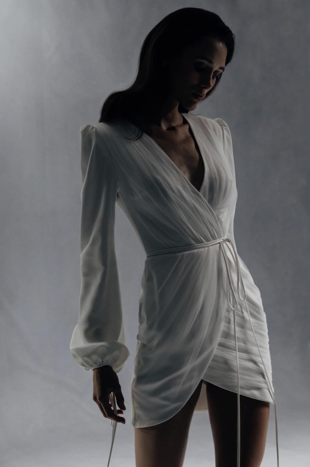 abito da sposa corto a portafoglio con scollo profondo