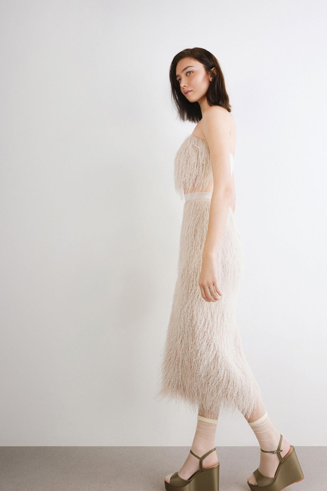 abito sposa matrimonio civile a due pezzi con gonna midi e crop top, in avorio con piume 