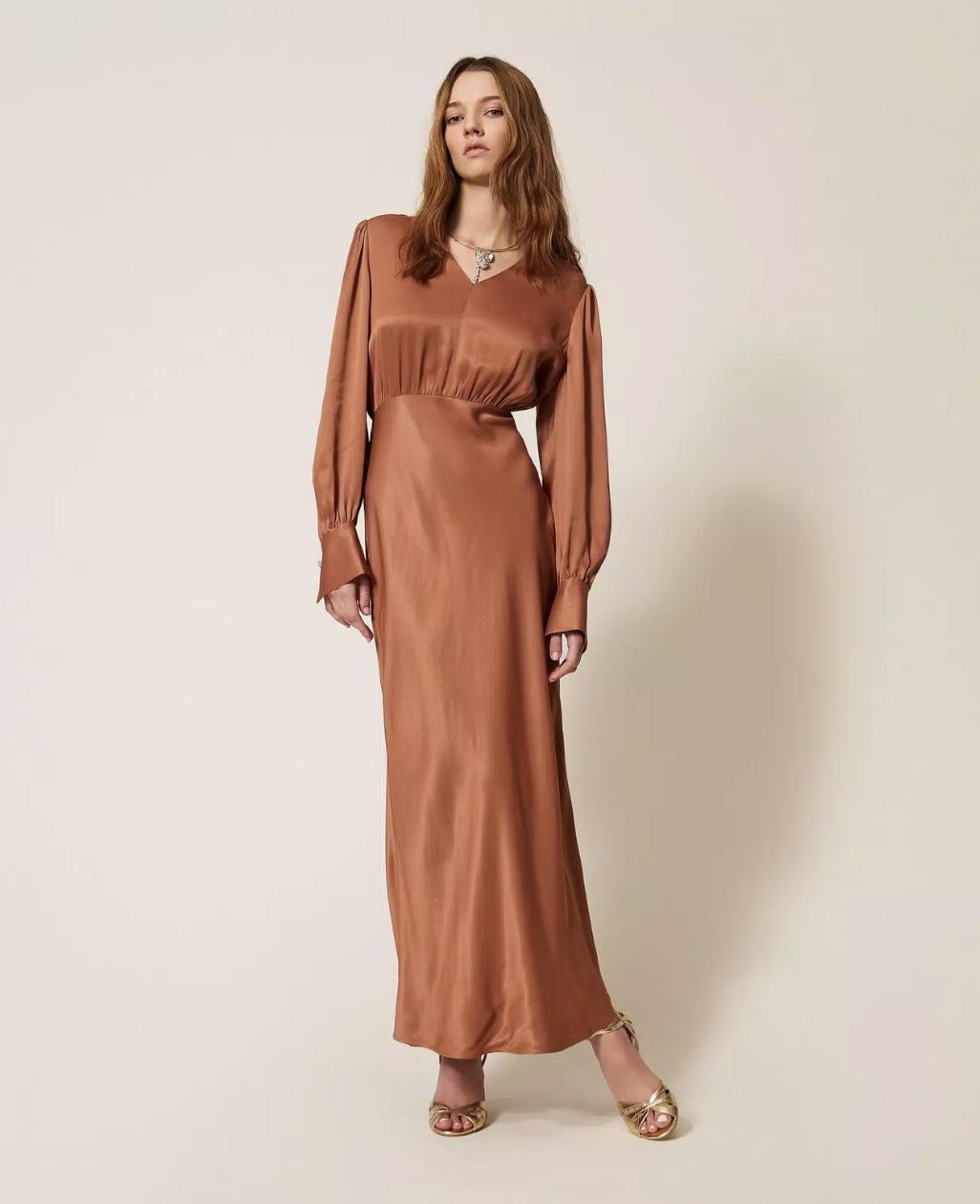 abito sorella sposa color rame in satin con gonna  lunga e maniche lunghe