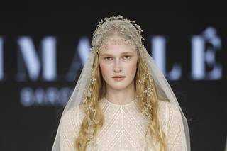 abito da sposa boho chic color avorio, in pizzo con maniche lunghe