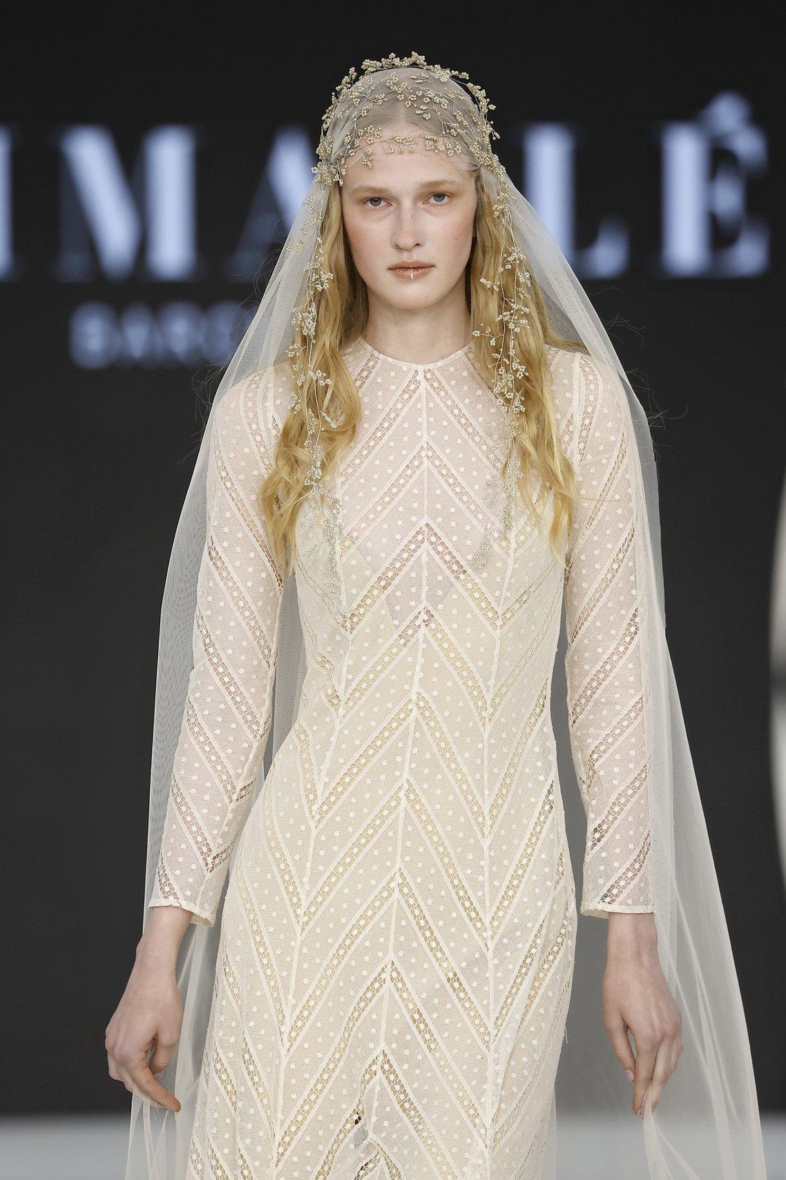 abito da sposa boho chic color avorio, in pizzo con maniche lunghe