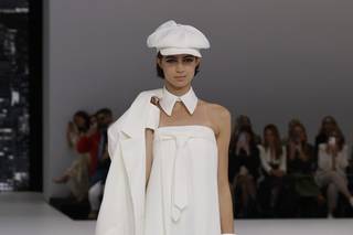 jumspuit sposa con scollo dritto cravatta e pantalone a palazzo