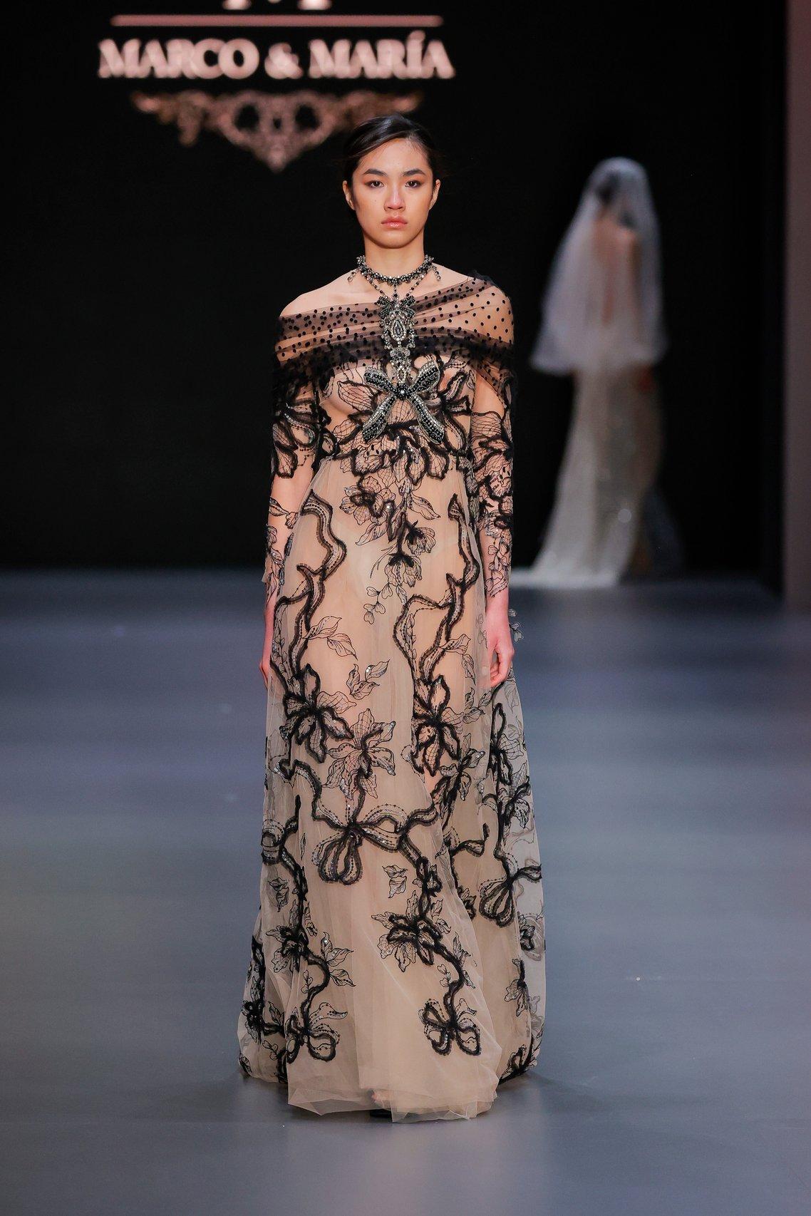 abito da sposa beige e nero