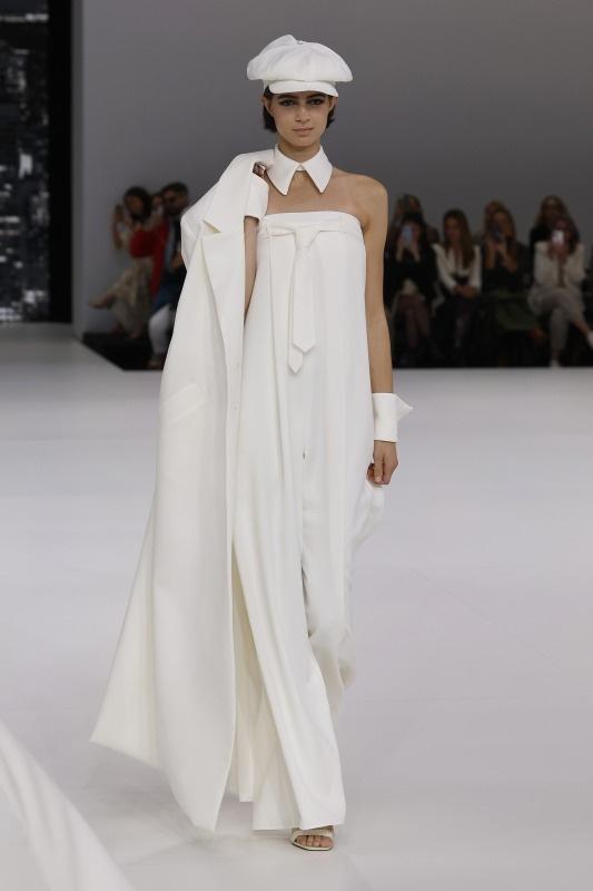 jumspuit sposa con scollo dritto cravatta e pantalone a palazzo