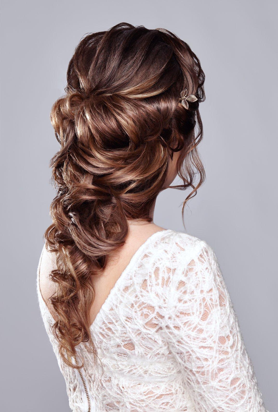 semiraccolto sposa con intrecci romantici