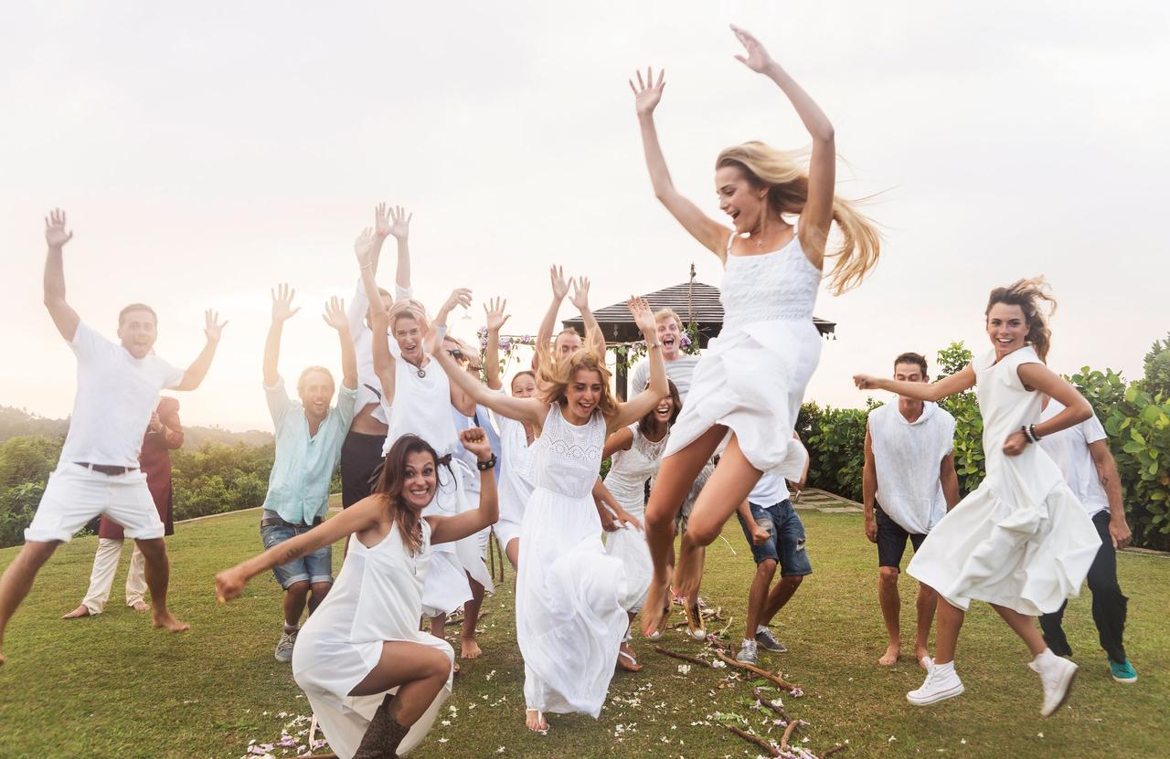 flash mob matrimonio sposa che salva con i suoi invitati