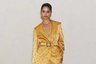 tailleur matrimonio invitata giallo, giacca con Chiusura monopetto con cintura e fibbia metallica e pantalone a palazzo