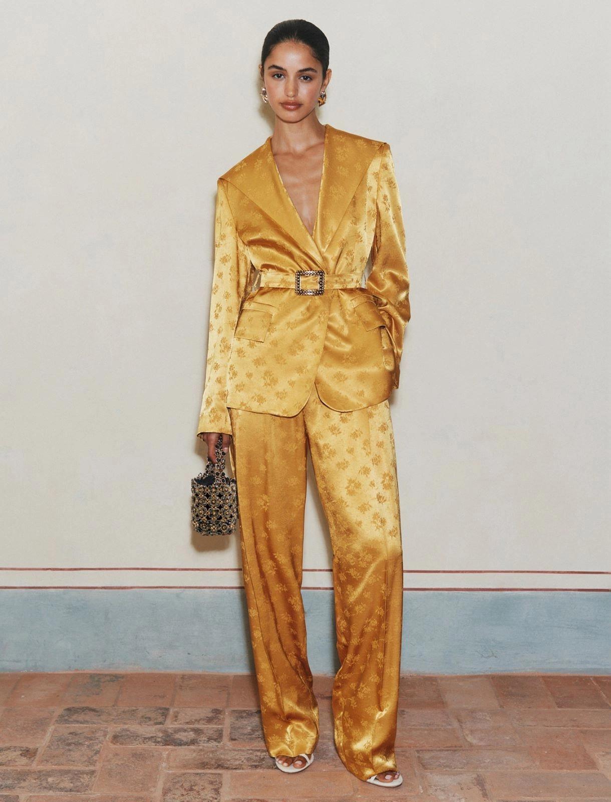 tailleur matrimonio invitata giallo, giacca con Chiusura monopetto con cintura e fibbia metallica e pantalone a palazzo