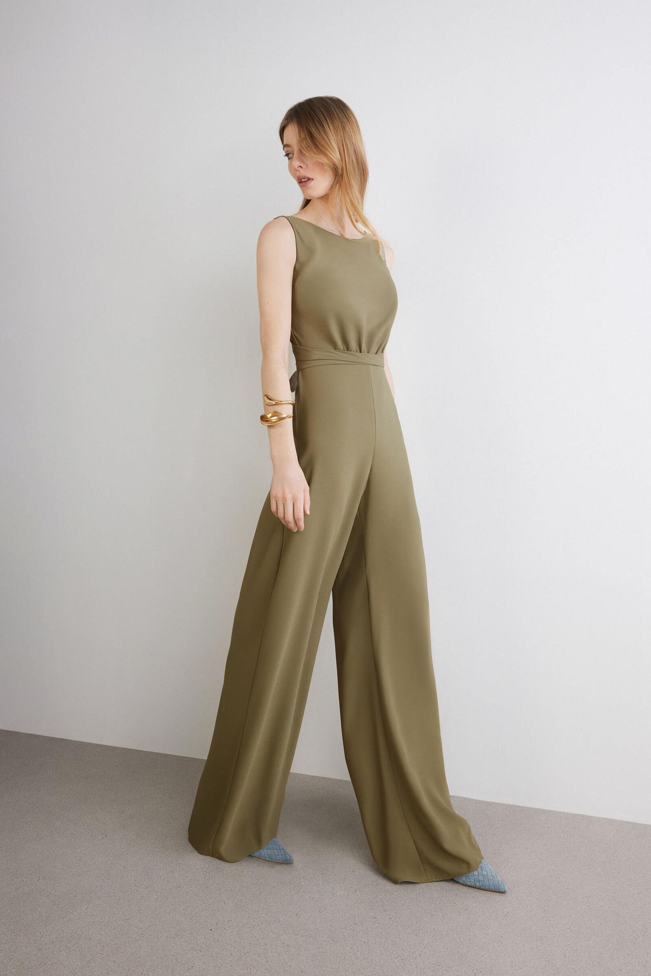 tuta elegante da cerimonia verde cachi con pantalone largo morbido