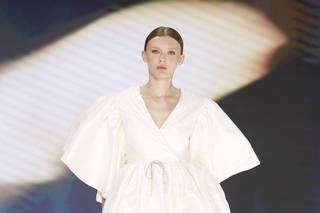 abito da sposa corto con gonna gonfia e ampie maniche a tre quarti
