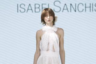 abito da sposa boho chic in pizzo con gonna scivolata e scollo all'americana