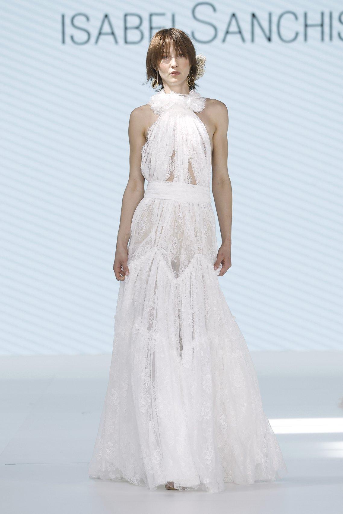 abito da sposa boho chic in pizzo con gonna scivolata e scollo all'americana