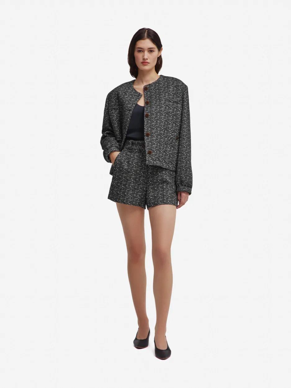 tailleur matrimonio invitata con giacca a girocollo e shorts, grigio scuro