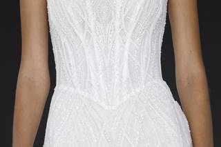abito da sposa corto con perline e pietre, con gonna a V