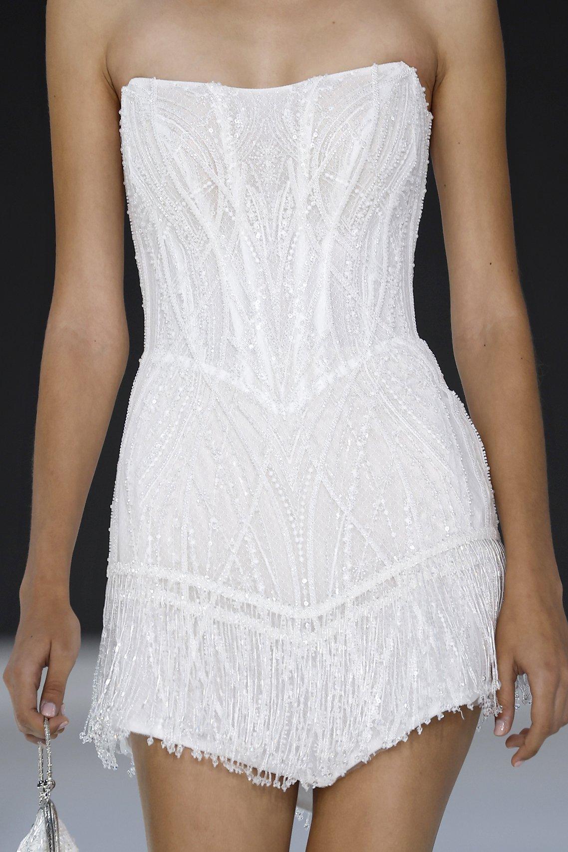 abito da sposa corto con perline e pietre, con gonna a V
