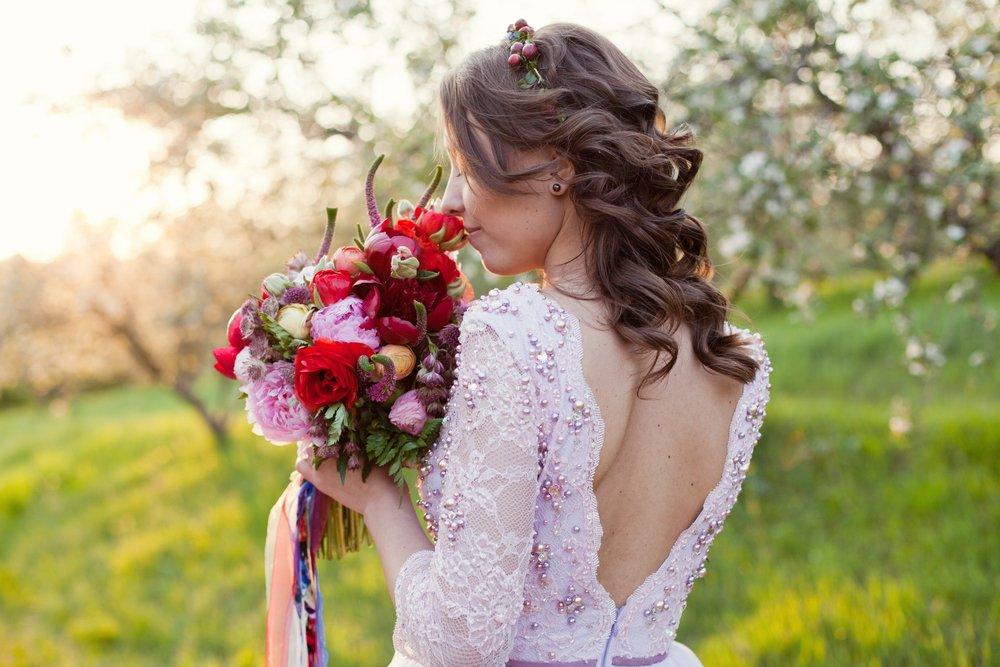 cura dei capelli sposa con il suo bouquet