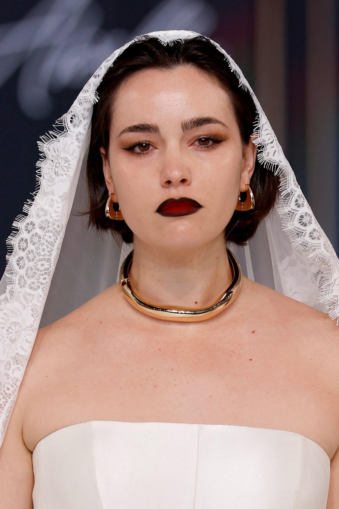 sposa con velo a mantiglia orecchini e collana d'oro- accessori per la sposa