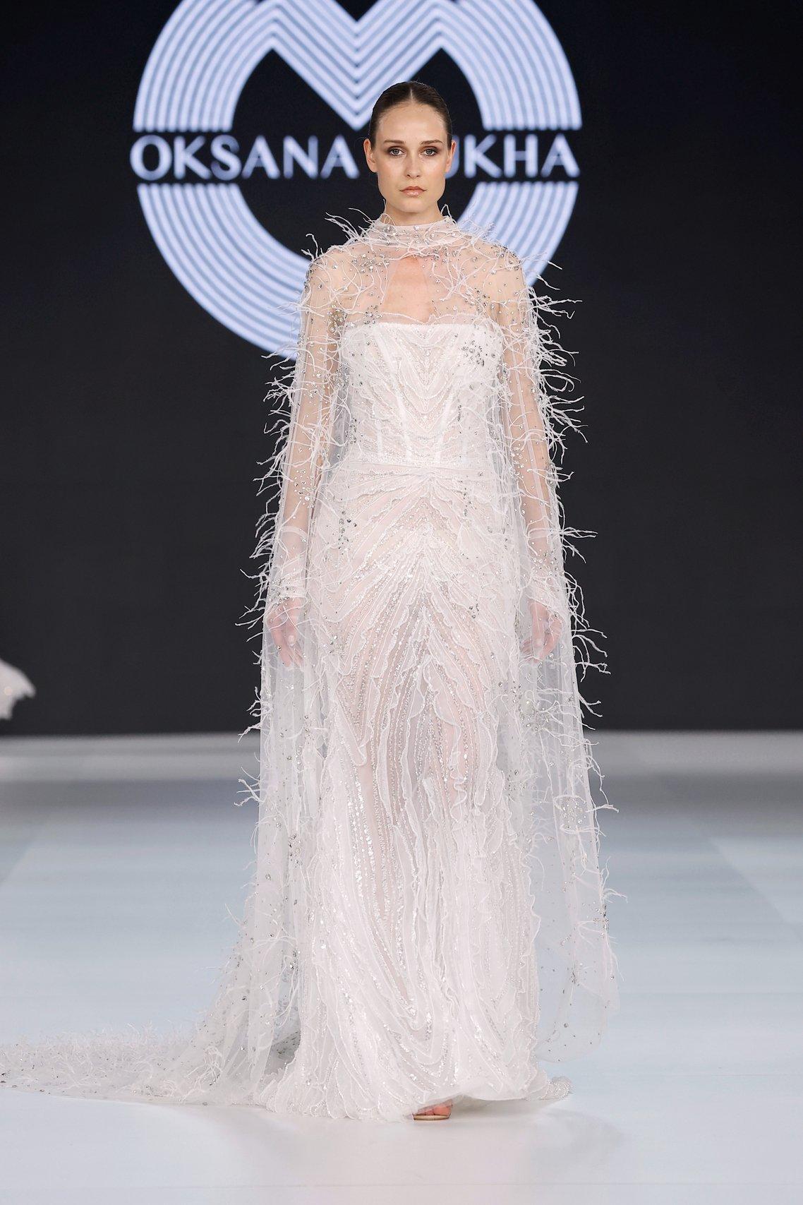 abito da sposa con piume