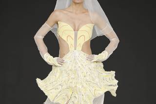 abito da sposa corto giallo pallido con cut out sul busto
