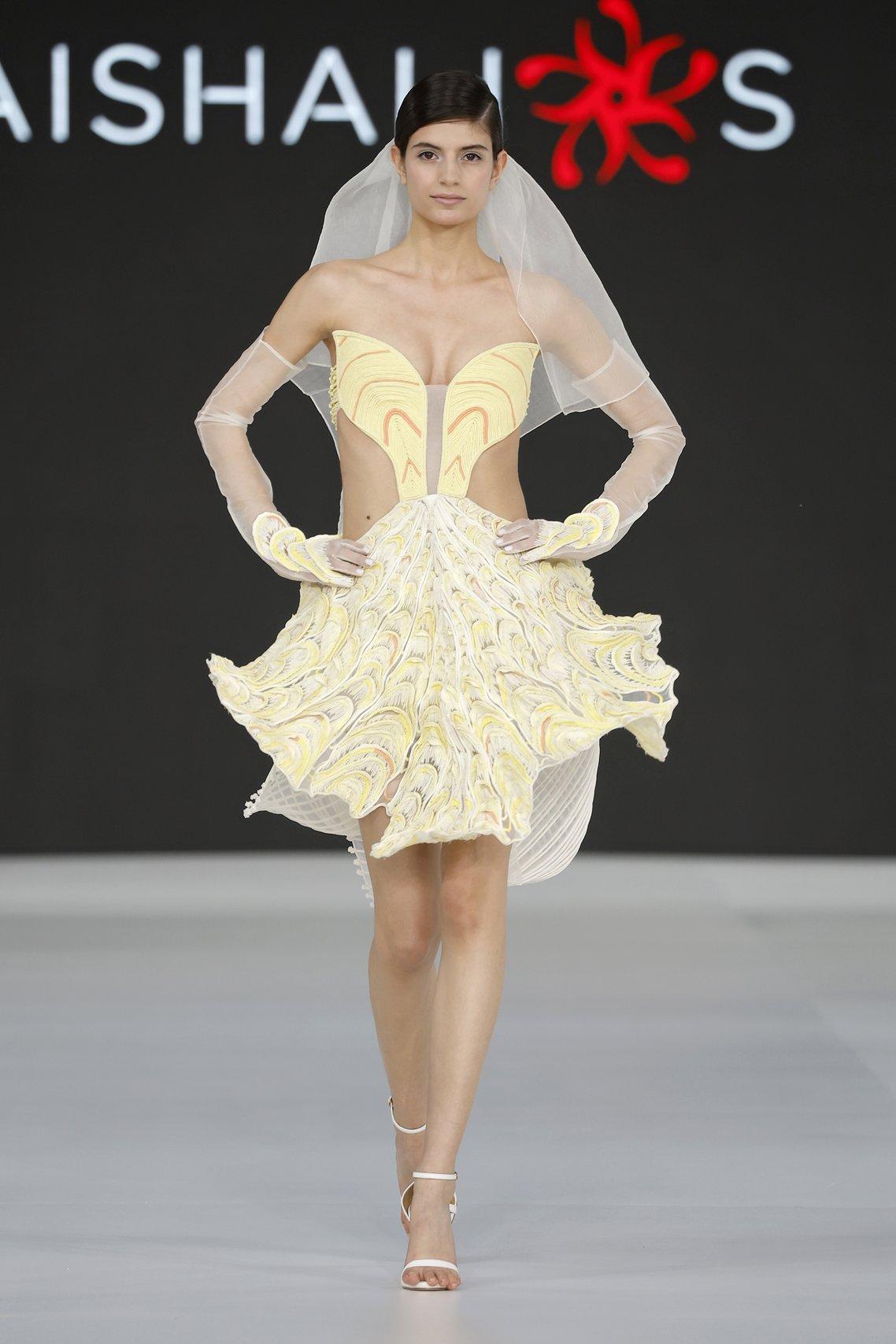 abito da sposa corto giallo pallido con cut out sul busto