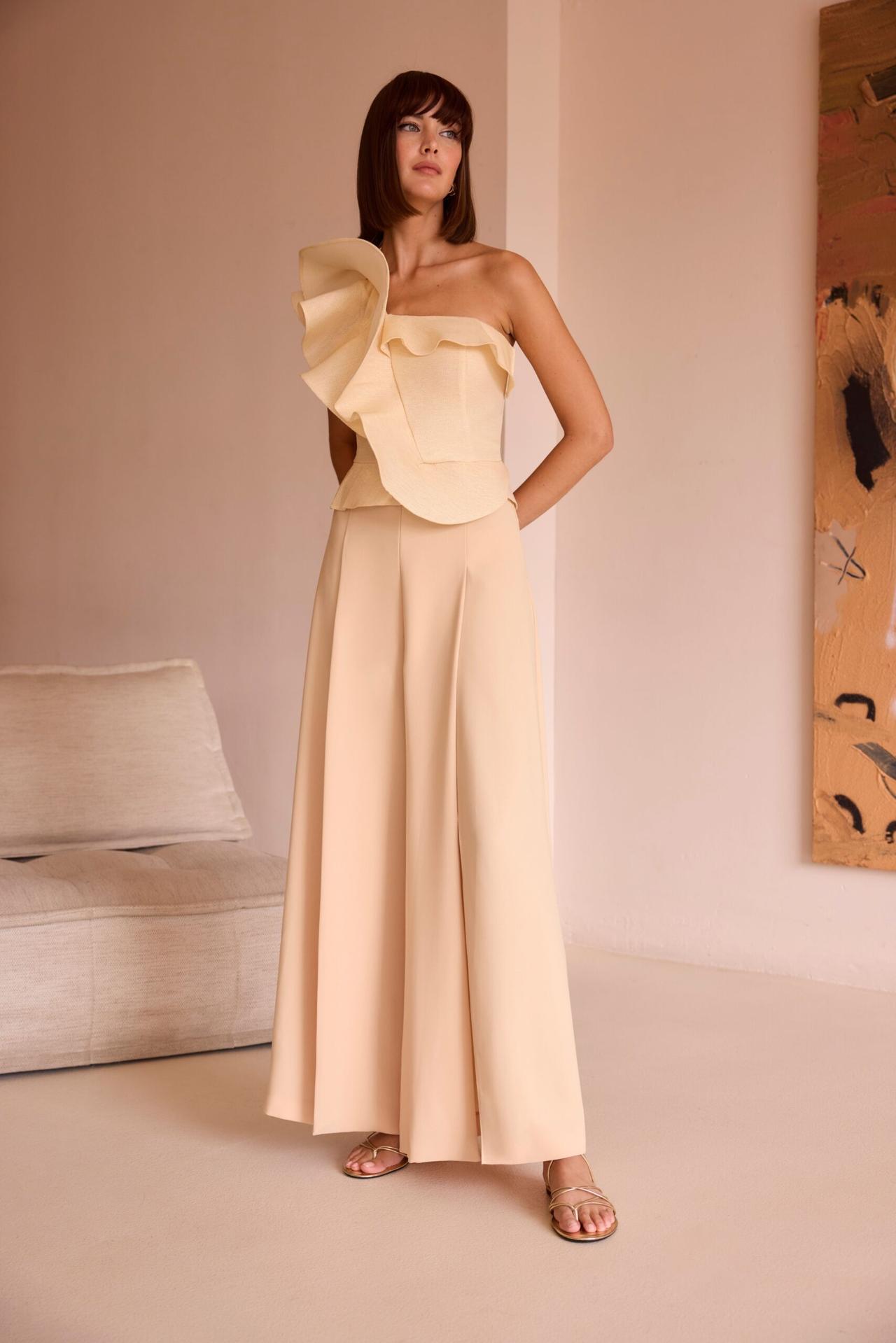 abito sposa matrimonio civile con top scollo asimmetrico con volant e pantalone ampio