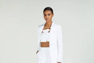 tailleur da sposa con pantalone a palazzo giacca e top a fascia con fiocco