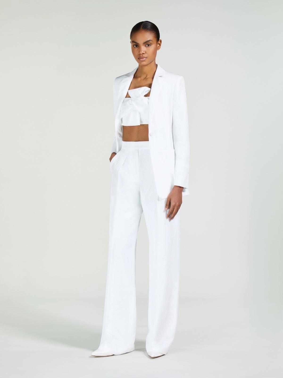 tailleur da sposa con pantalone a palazzo giacca e top a fascia con fiocco