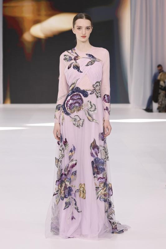 abito da sposa colorato lungo in lilla con applicazioni floreali e paillettes