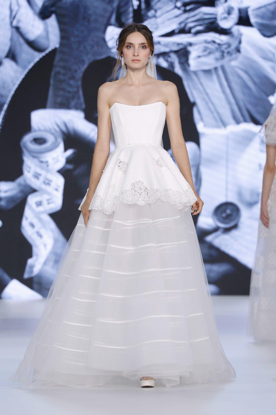 abito da sposa con gonna stratificata