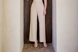 Tuta elegante da cerimonia beige con scollo a V e dettaglio increspato sul petto