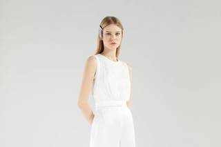 jumsuita da sposa smanicata con top con frange e pantalone a palazzo