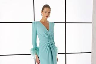 abito elegante da cerimonia lungo, con scollo a V e maniche lunghe con piume