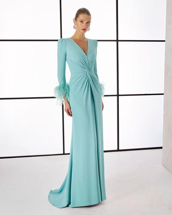 abito elegante da cerimonia lungo, con scollo a V e maniche lunghe con piume