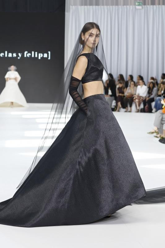 abito da sposa nero a due pezzi con crop top e gonna larga e velo