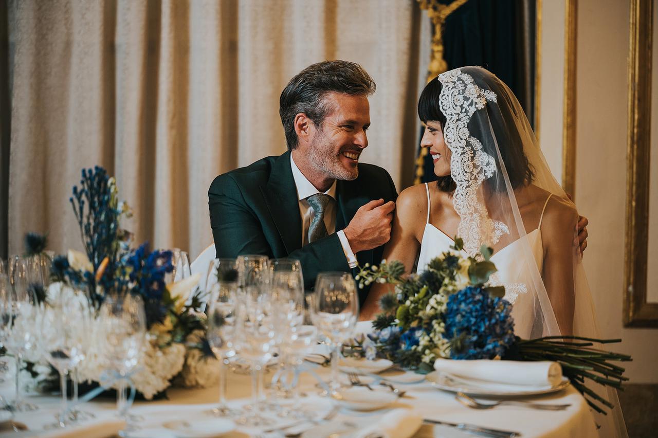  tendenze matrimonio 2027 tendenze matrimonio 2027 sposi seduti al tavolo