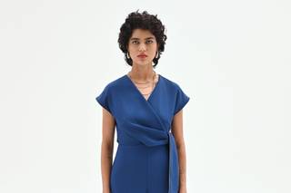 Tuta elegante da cerimonia blu con scollo a V e chiusura a portafoglio, fusciacca laterale e pantalone a palazzo