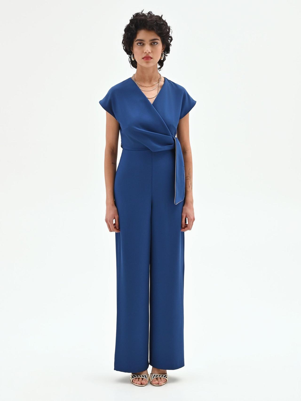 Tuta elegante da cerimonia blu con scollo a V e chiusura a portafoglio, fusciacca laterale e pantalone a palazzo