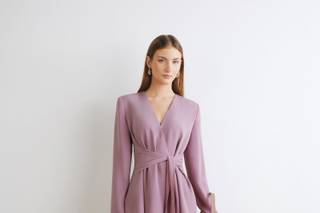 abito mamma della sposa lilla con giacca con fusciacca e gonna midi morbida