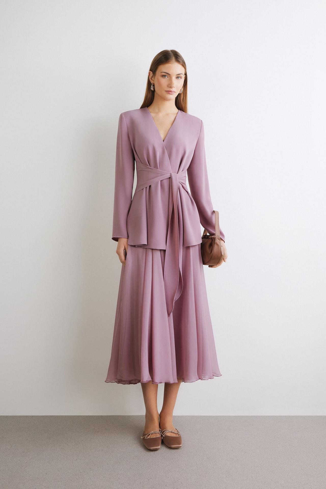 abito mamma della sposa lilla con giacca con fusciacca e gonna midi morbida