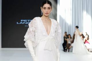 abito da sposa invernale con gonna scivolata e top morbido con maniche lunghe ampie e guanti, scollo a V