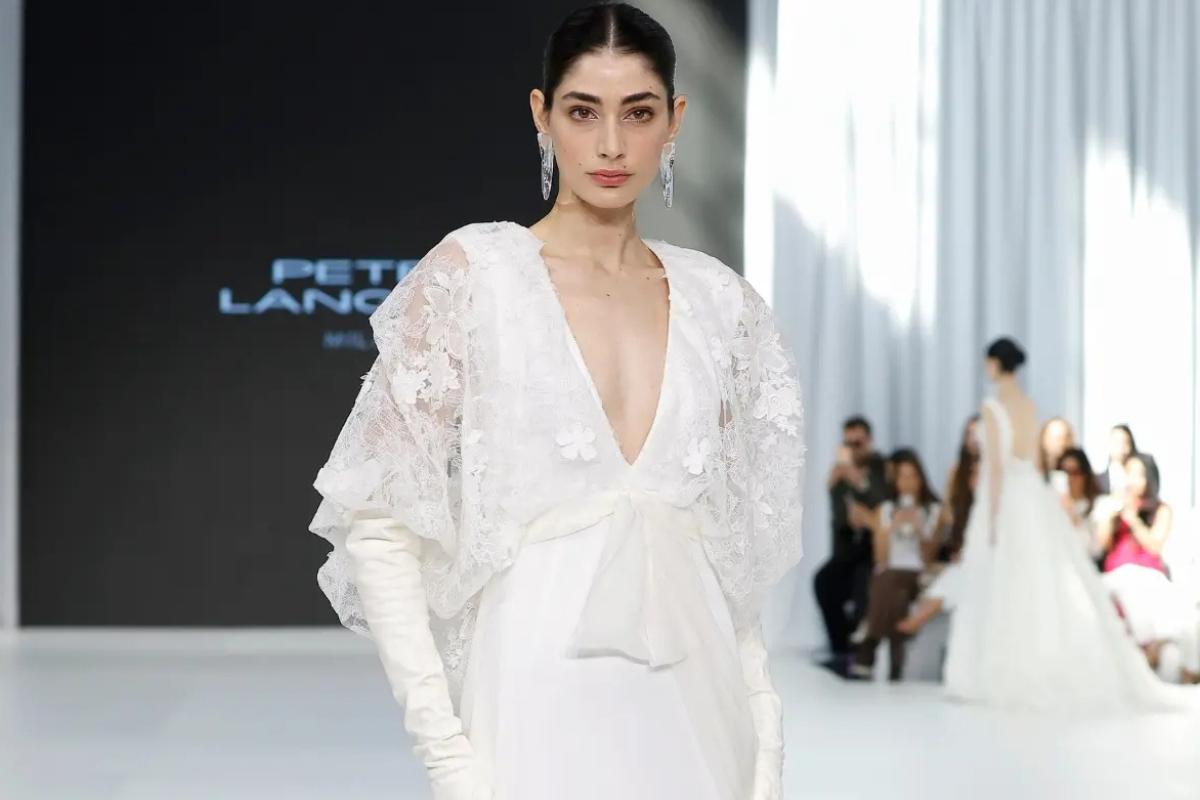 abito da sposa invernale con gonna scivolata e top morbido con maniche lunghe ampie e guanti, scollo a V