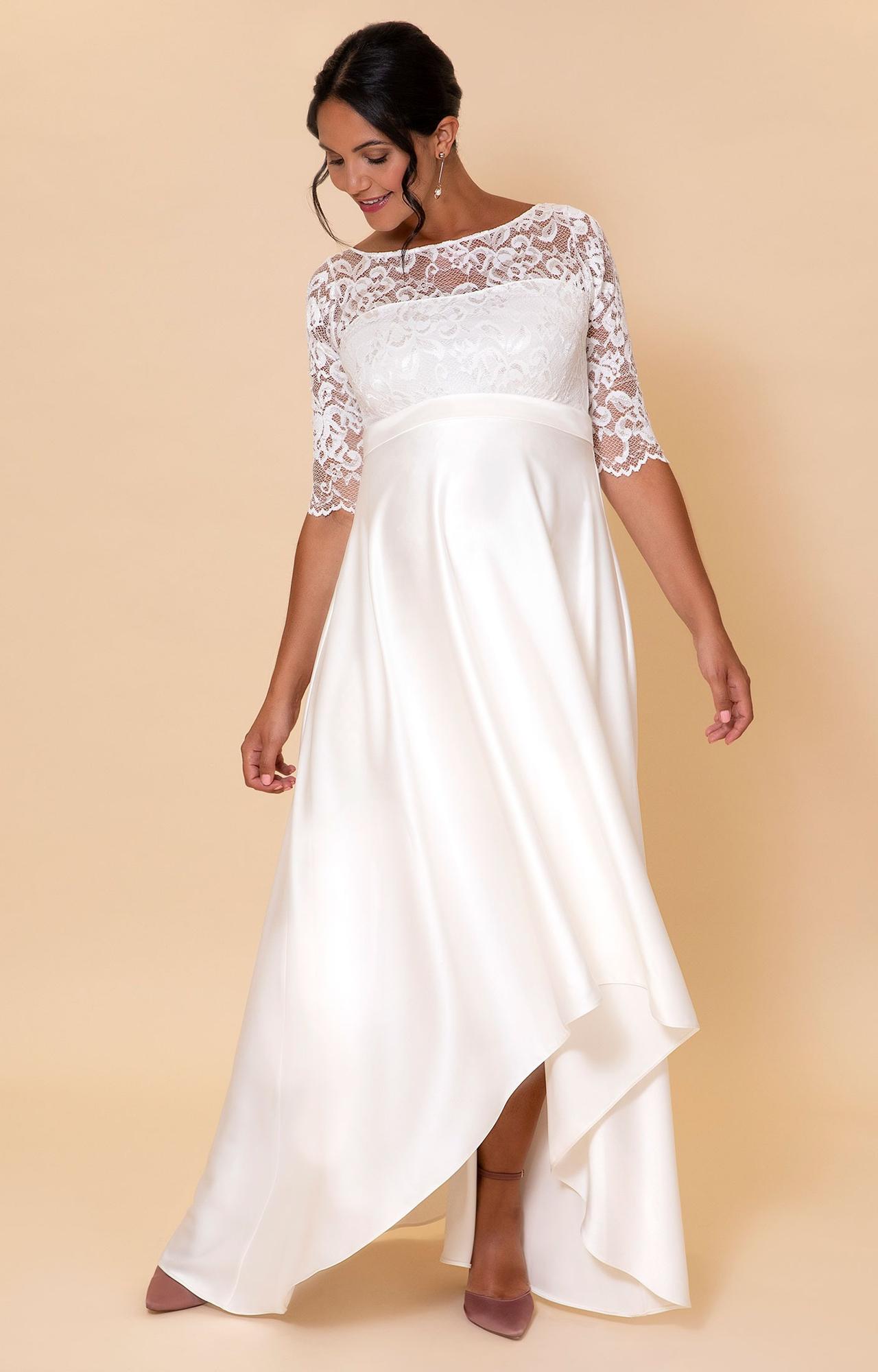 abito da sposa premaman  più corto davanti e più lungo dietro, con parte superiore in pizzo