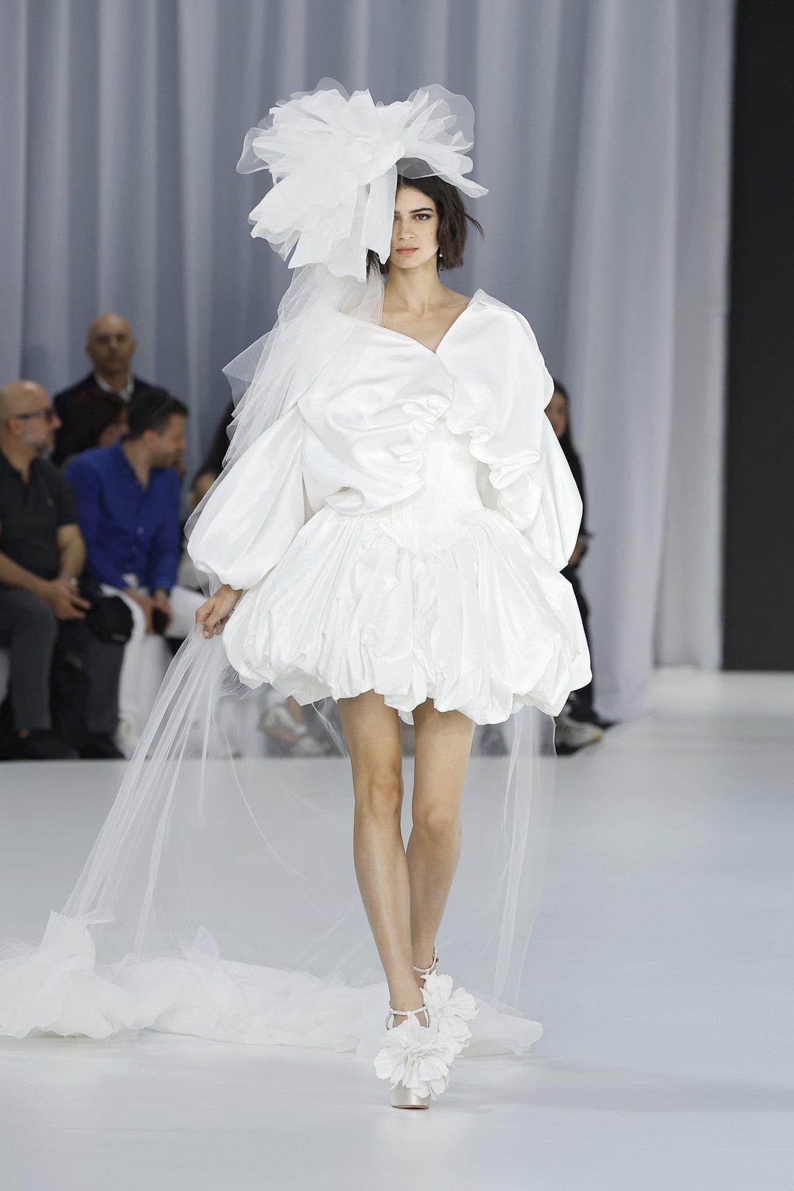abito da sposa corto con gonna ampia e giacca corta con maniche ampie