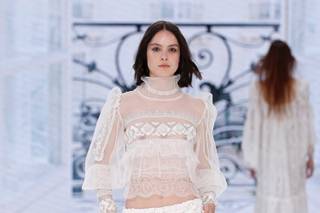abito sposa matrimonio civile con shorts e blusa in pizzo trasparente a collo alto