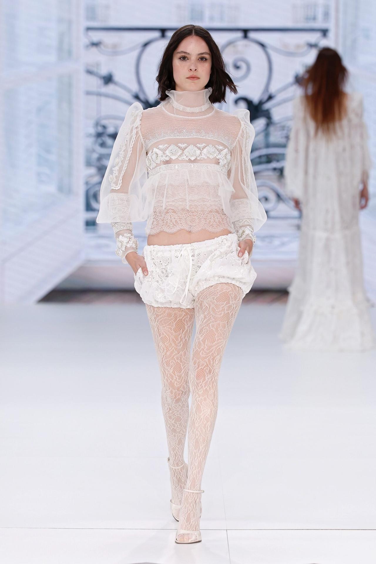 abito sposa matrimonio civile con shorts e blusa in pizzo trasparente a collo alto