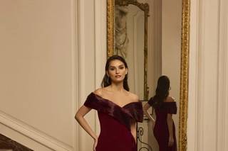 abito mamma della sposa lungo, color borgogna, con scollo off shoulder