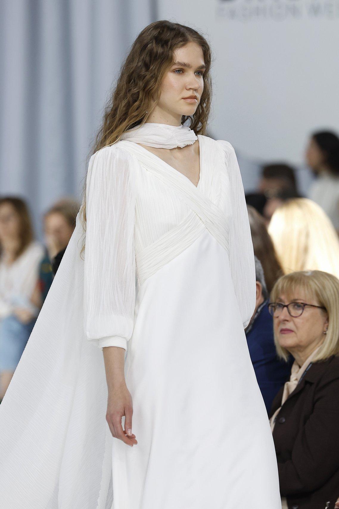 abito da sposa boho chic con scollo a V, maniche a tre quarti a sbuffo e scialle sul collo che fa da strascico