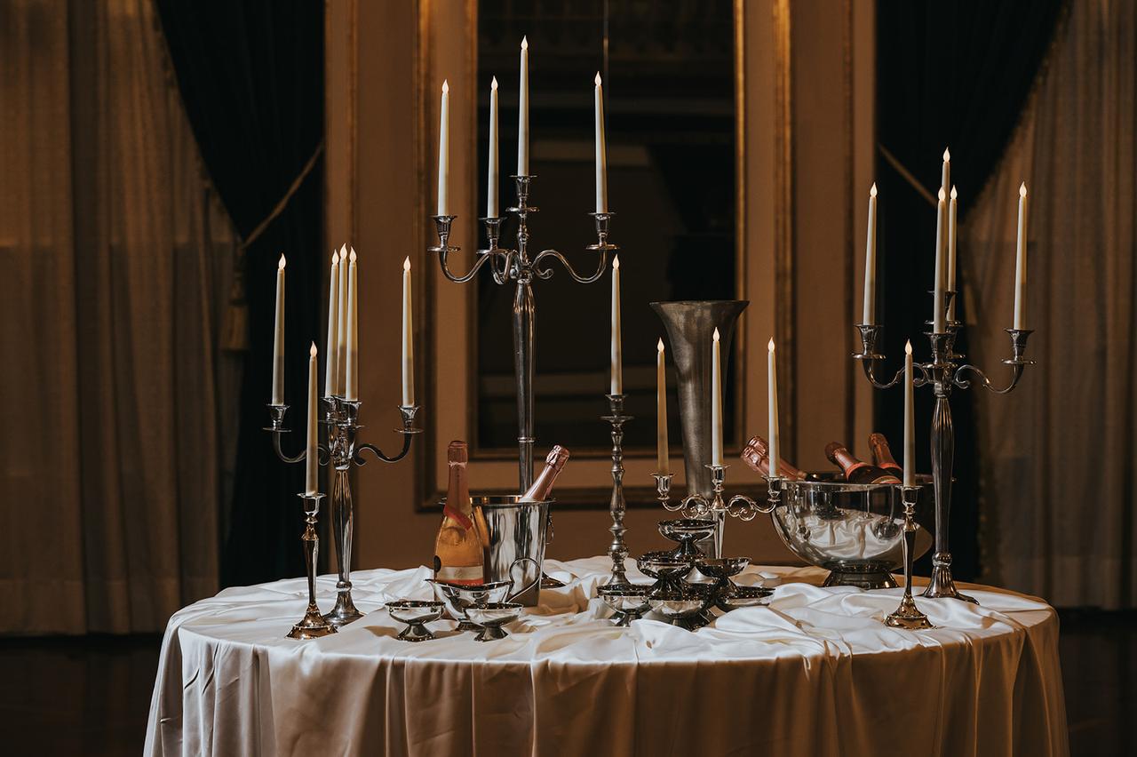  tendenze matrimonio 2027 banchetto con stoviglie color argento