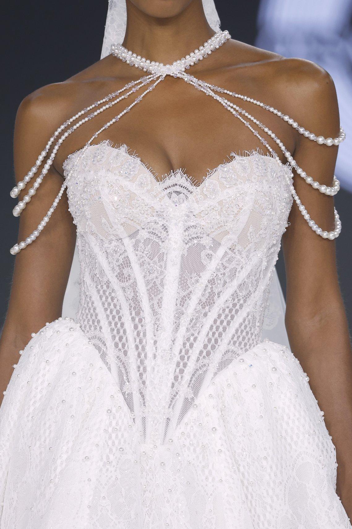 abito da sposa con catene di perle